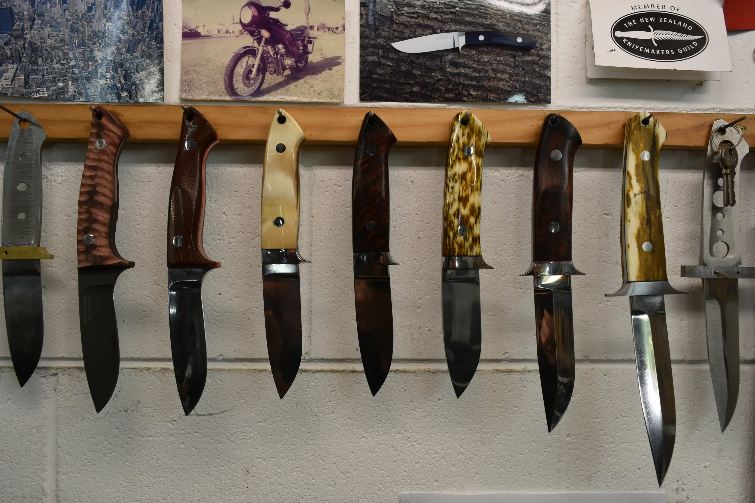 Here is a small selection of Brent's fantastic skills, a selection of Loveless-Style blades with unique handles. Second in from left a red Micatta, brown Micatta, interior Mamouth tusk, crutch Cocobolo, Giraffe bone, Arizona Ironwood and another Gir…