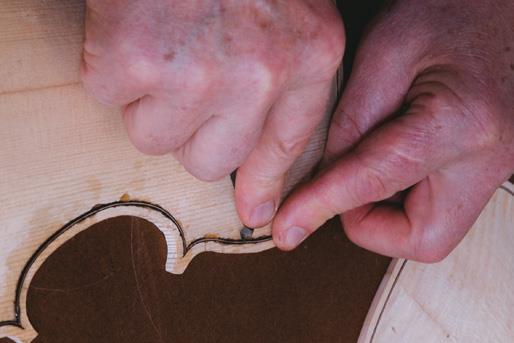 Purﬂing pick pushes inlay down.