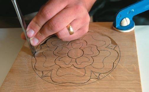 Using pinch position, set in outside perimeter of large and small petals and inner circle. Note work ﬁxed to bench