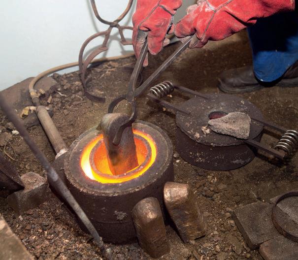 Home-made equipment: the cast-iron water pipe joiner furnace and tongs