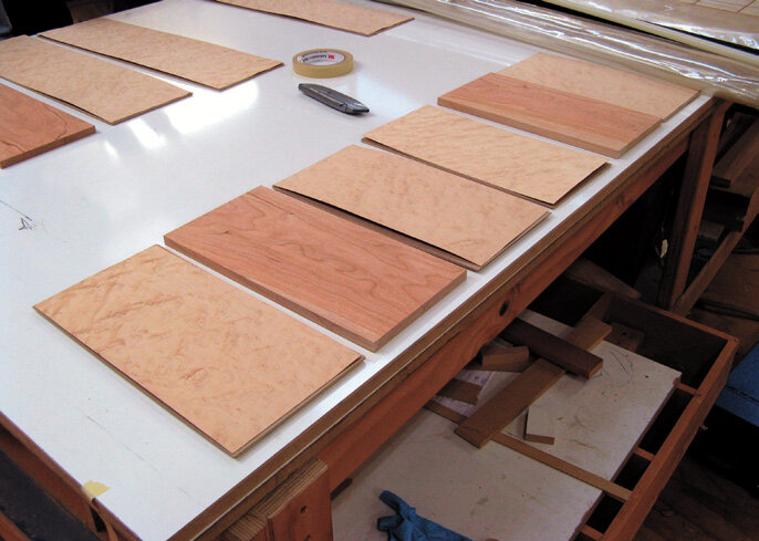 Lay out the veneer, the platens and the substrate in order. Keep the veneers face down.