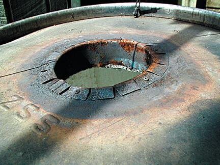 Circular, notched steel ﬂue cylinder. Note depth covers ﬁbre-blanket thickness