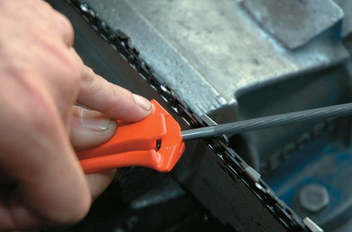 Sharpening the chain. The ﬁle handle has angles of 30º and 25º for convenience