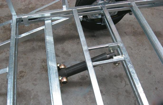 Hydraulic ram mounted between sub-frame and tipping deck